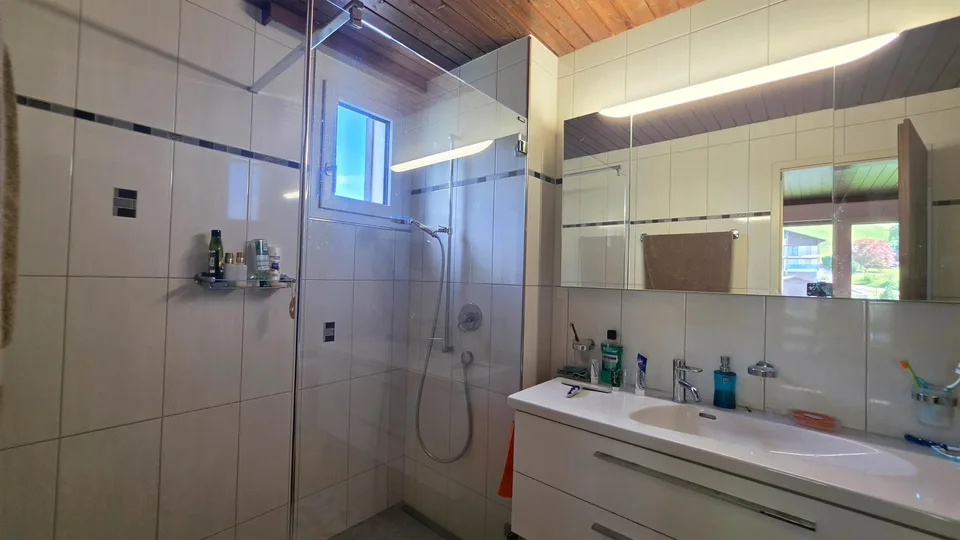 2.5-Zimmer-Dachwohnung an sonniger Lage mit Seesicht und 2 Balkonen