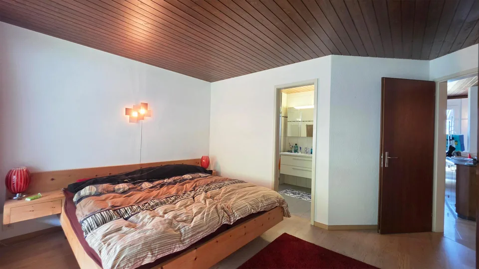 2.5-Zimmer-Dachwohnung an sonniger Lage mit Seesicht und 2 Balkonen