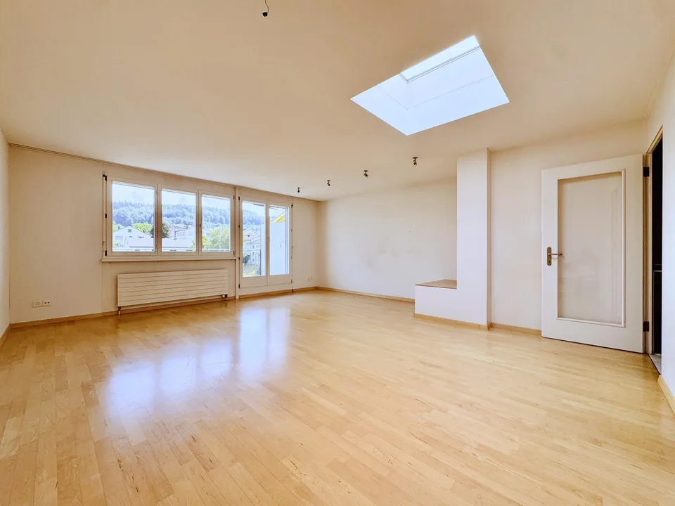5.5-Zimmer-Maisonette mit Parkplatz – zentral gelegen, angeneh
