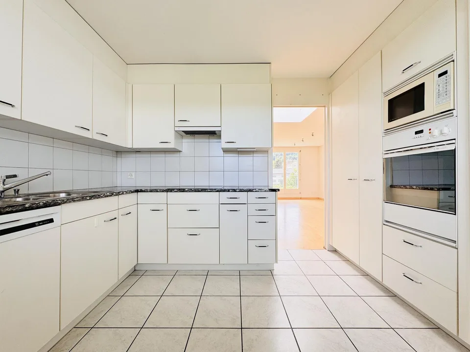 5.5-Zimmer-Maisonette mit Parkplatz – zentral gelegen, angeneh