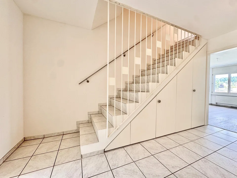 5.5-Zimmer-Maisonette mit Parkplatz – zentral gelegen, angeneh