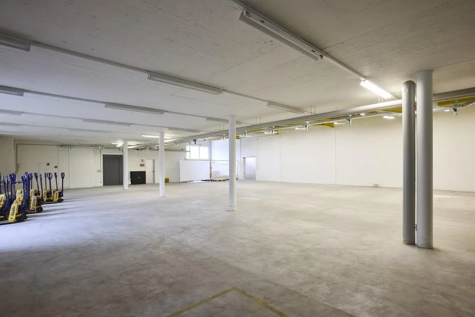 Viel Platz für Ihre Geschäftsidee - grosse Gewerbehalle zu vermieten