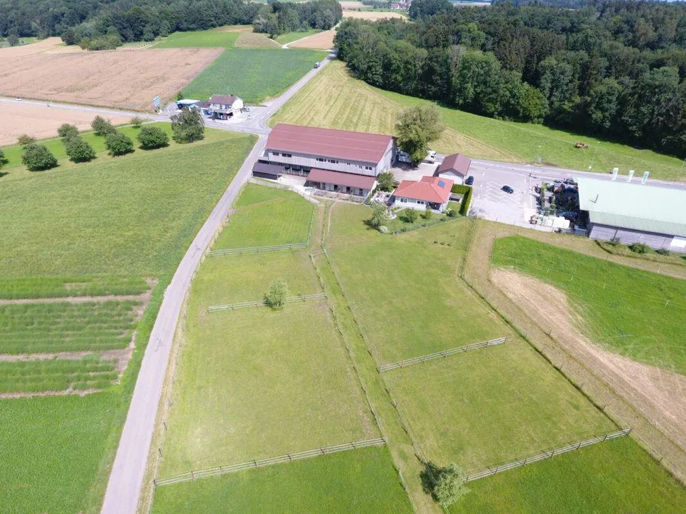 Reserviert! Reitsportimmobilie mit Haus und Reithalle