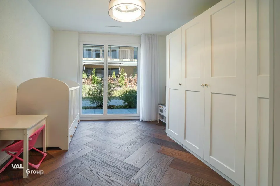 Hochwertige 5.5-Zimmer Gartenwohnung mit grosszügiger Aussenfläche in Winkel ZH