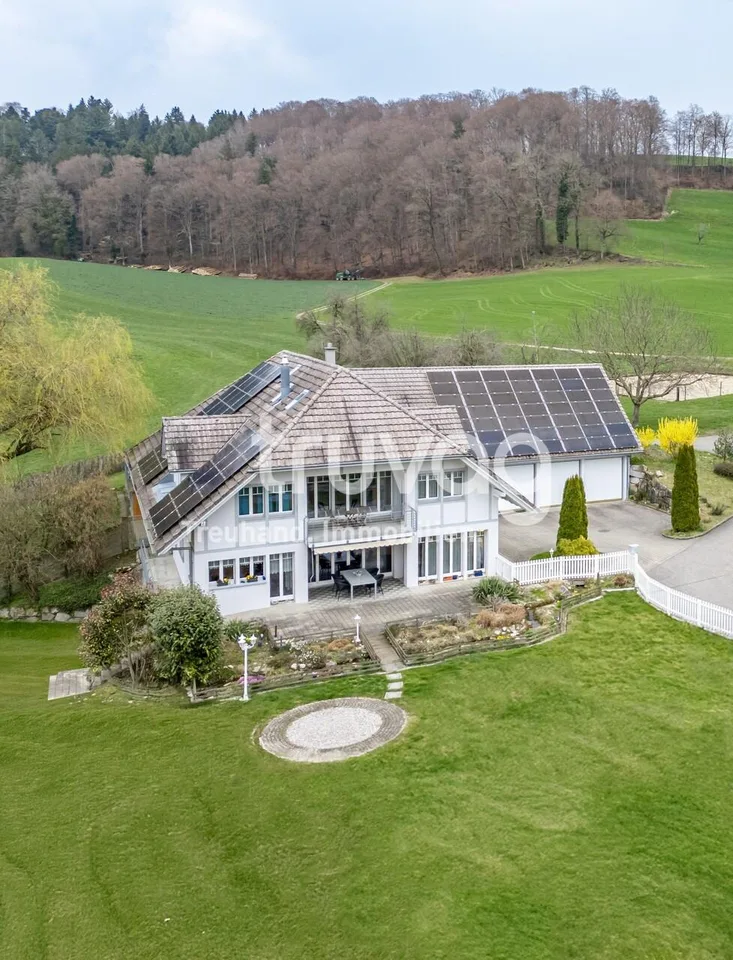 Lichtdurchflutete Landhaus-Villa mit Pferdestallungen