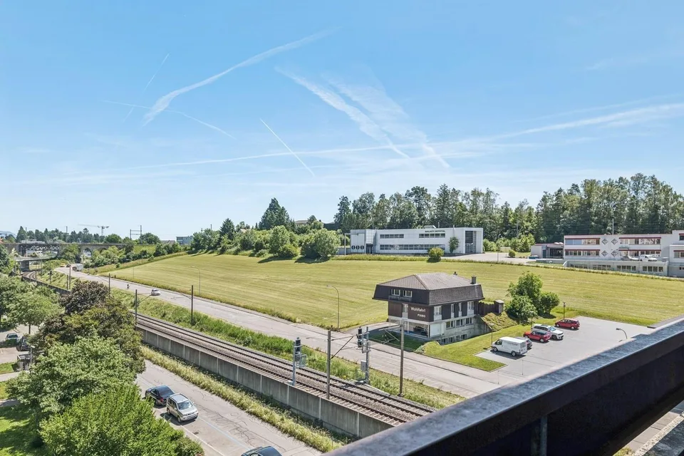 Attraktive 4.5-Zimmerwohnung mit Aussicht, Lift & Tiefgarage