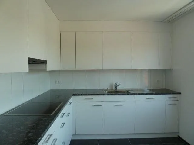 Sogno di casa familiare illuminato nel centro del villaggio