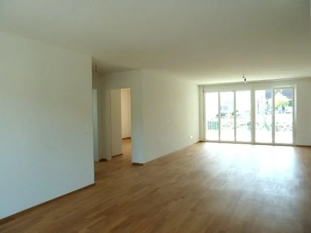Sogno di casa familiare illuminato nel centro del villaggio