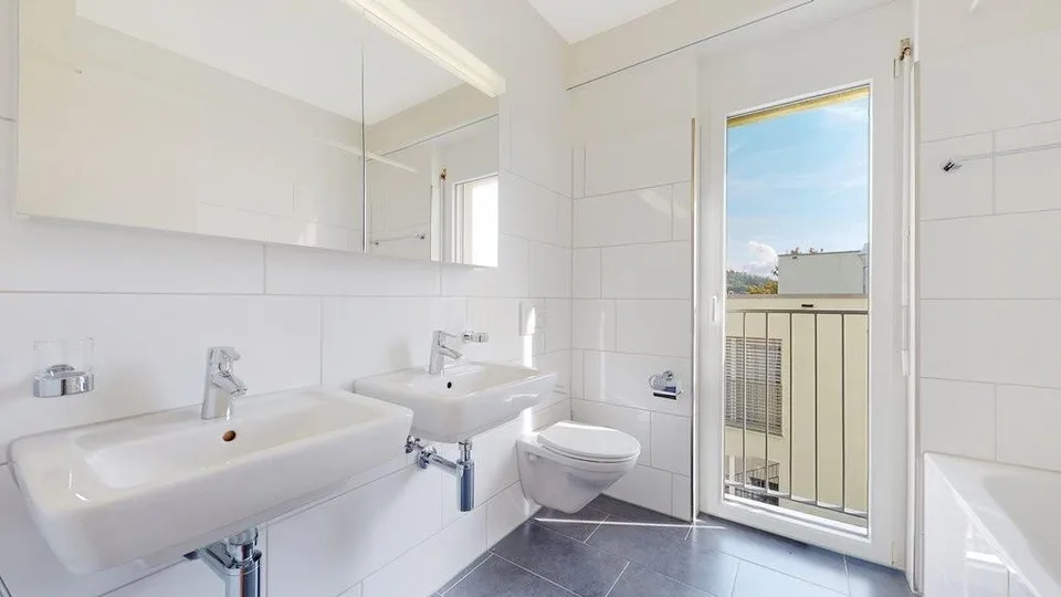 Sogno di casa familiare illuminato nel centro del villaggio