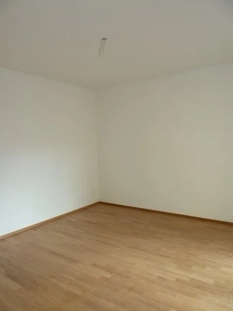Sogno di casa familiare illuminato nel centro del villaggio