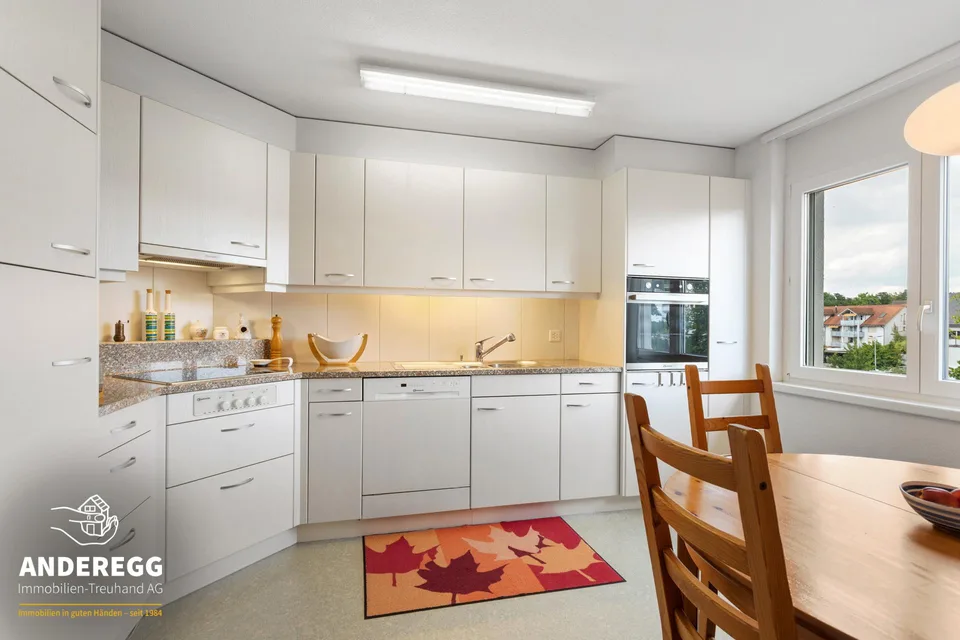 Appartement lumineux 4.5 pièces au 2e étage, ascenseur et salle de bricolage dans un emplacement central