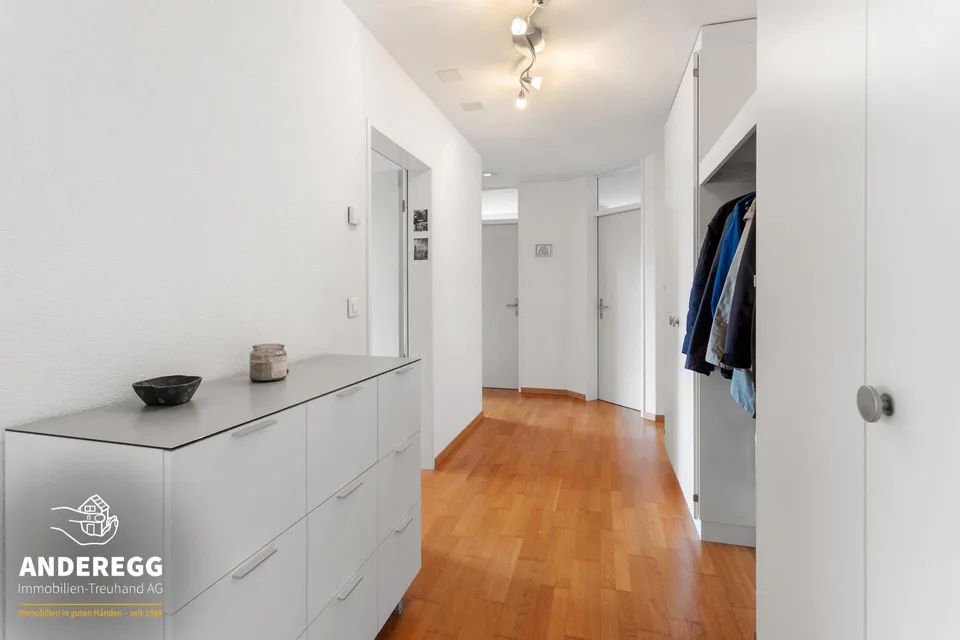 Appartement lumineux 4.5 pièces au 2e étage, ascenseur et salle de bricolage dans un emplacement central