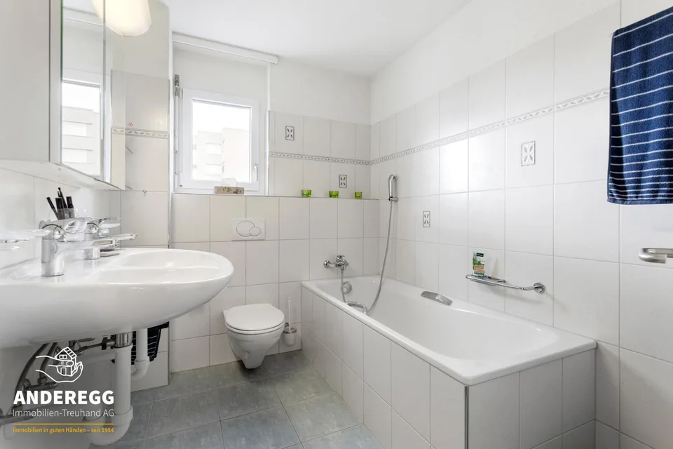 Appartement lumineux 4.5 pièces au 2e étage, ascenseur et salle de bricolage dans un emplacement central