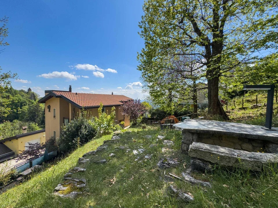 Casa con grande giardino nel verde a Sagno