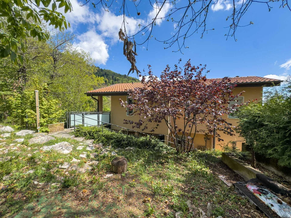 Casa con grande giardino nel verde a Sagno