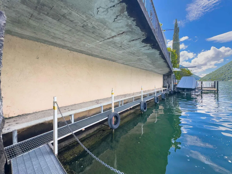 Villa direttamente sul lago con posti barca privati