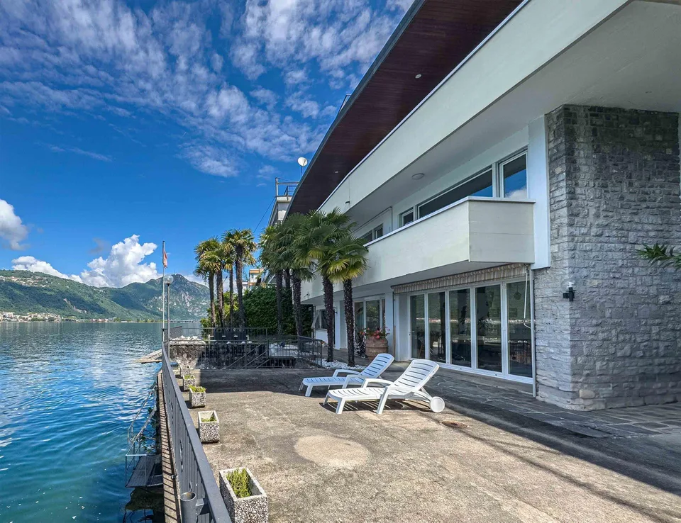 Villa direttamente sul lago con posti barca privati