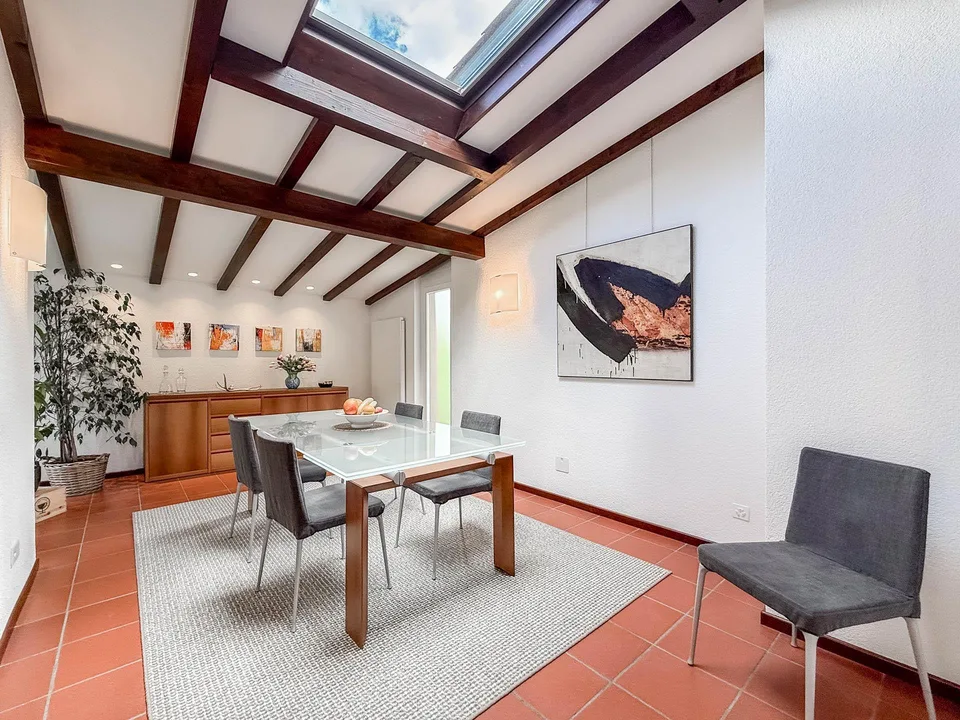 Elegante casa con giardino a Collina d’Oro