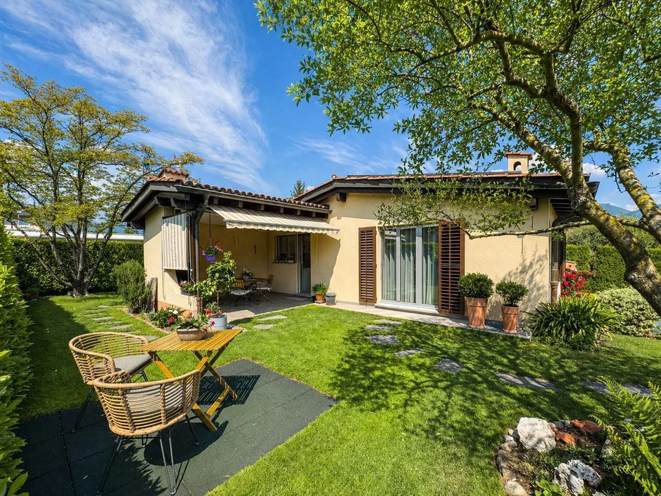 Elegante casa con giardino a Collina d’Oro