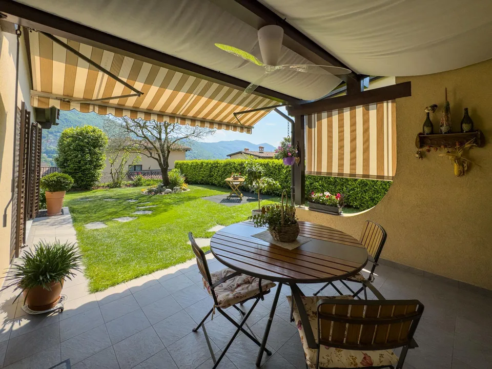 Elegante casa con giardino a Collina d’Oro