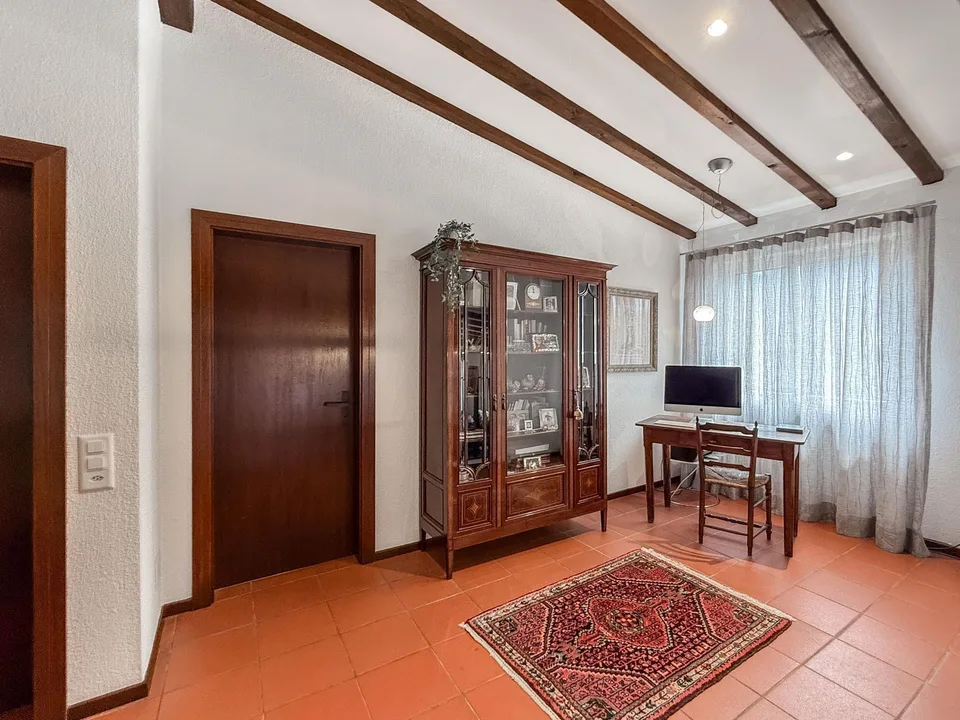 Elegante casa con giardino a Collina d’Oro