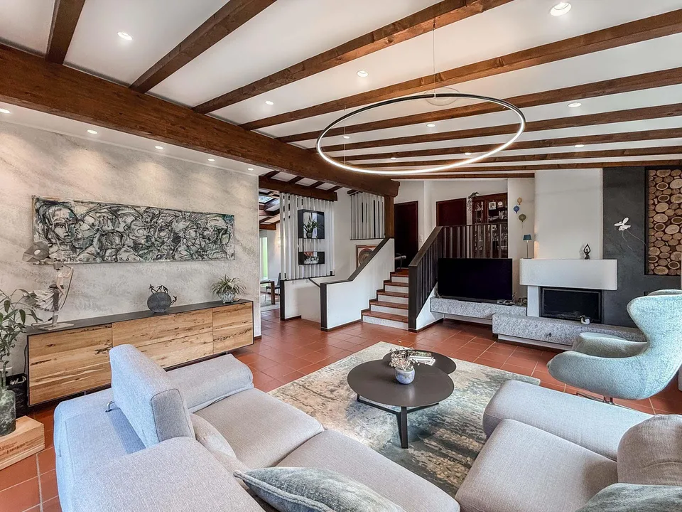 Elegante casa con giardino a Collina d’Oro