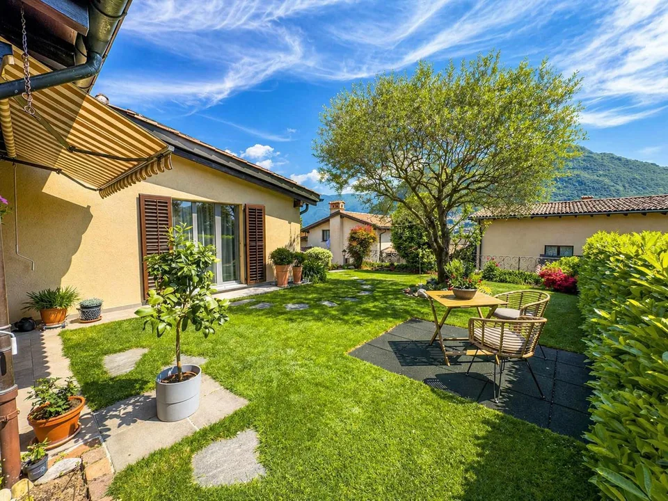 Elegante casa con giardino a Collina d’Oro