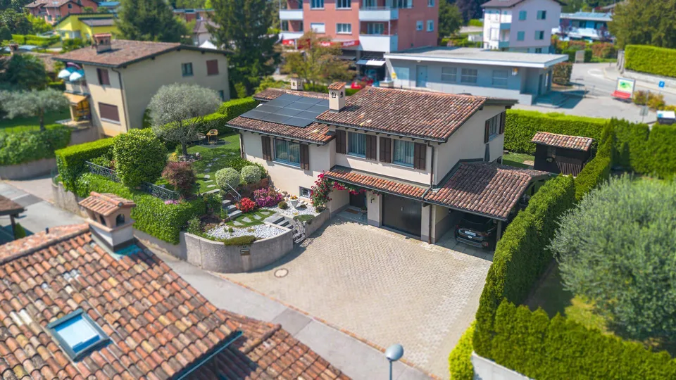 Elegante casa con giardino a Collina d’Oro