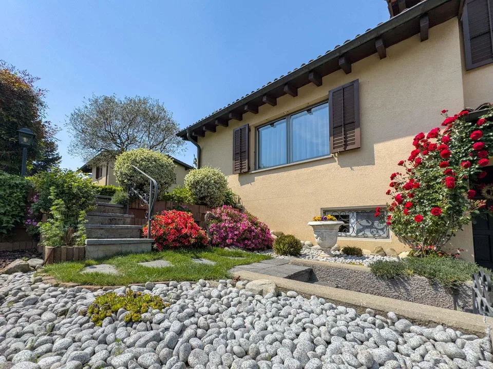 Elegante casa con giardino a Collina d’Oro