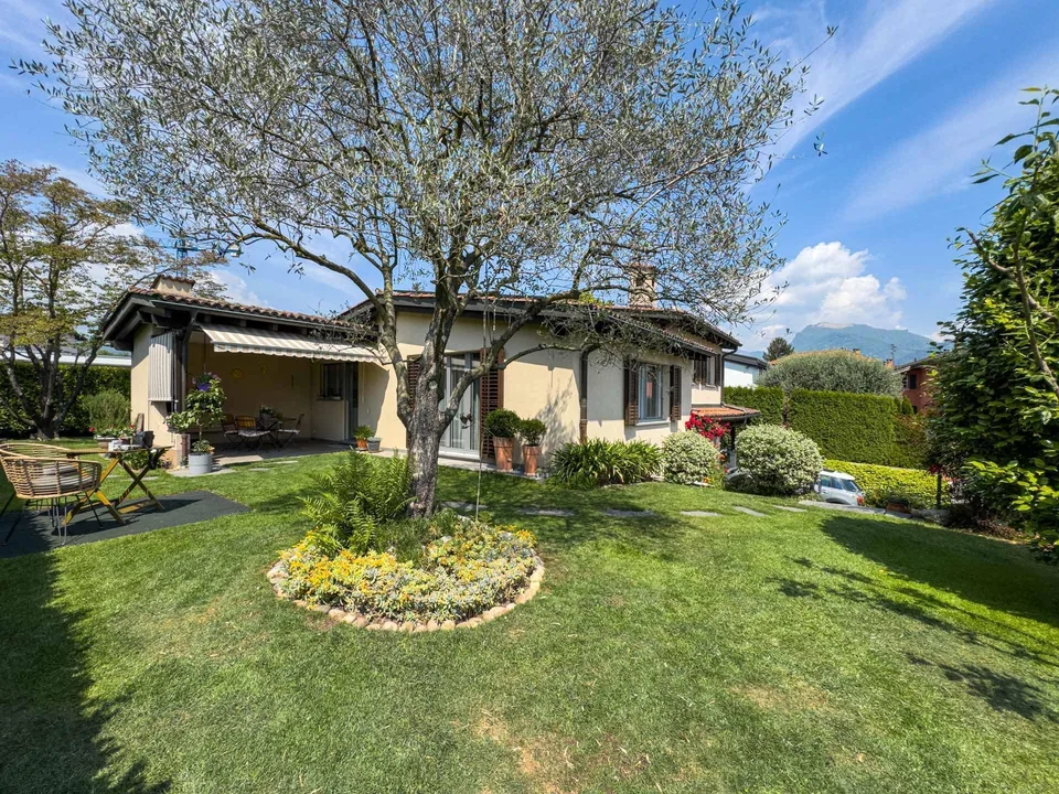 Elegante casa con giardino a Collina d’Oro