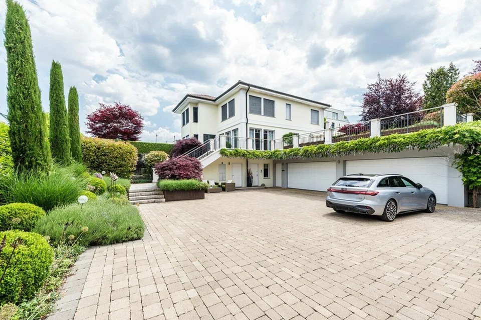 Luxuriöse Landhausvilla an exklusiver Seesichtlage