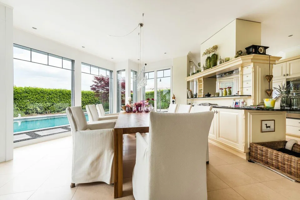 Luxuriöse Landhausvilla an exklusiver Seesichtlage