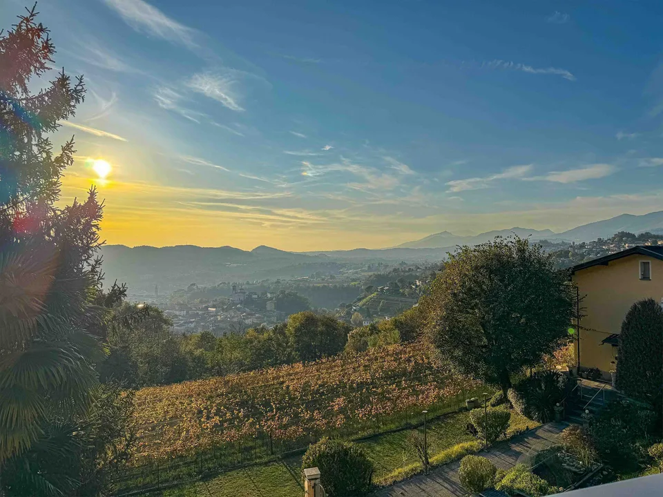 Villa con ampio giardino e vista aperta a Morbio Superiore