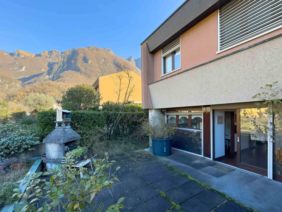 Spaziosa casa gemella con giardino a Melano