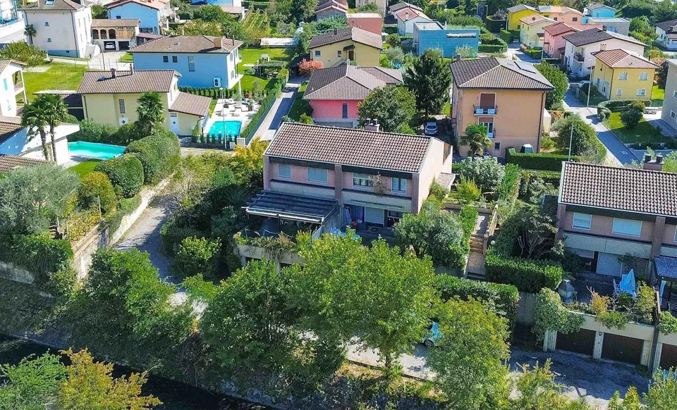Spaziosa casa gemella con giardino a Melano