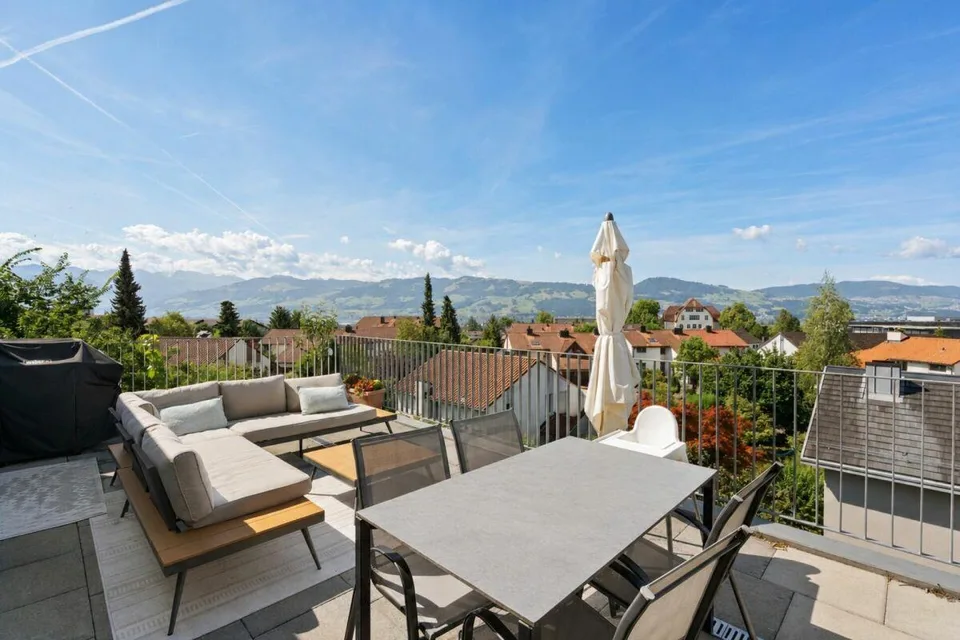 Grosszügige Attikawohnung mit sonniger Terrasse und Weitblick in Jona