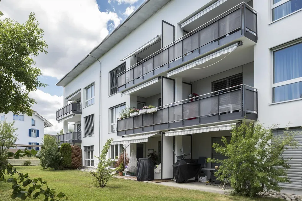 Lichtdurchflutete Erdgeschosswohnung mit Gartensitzplatz.