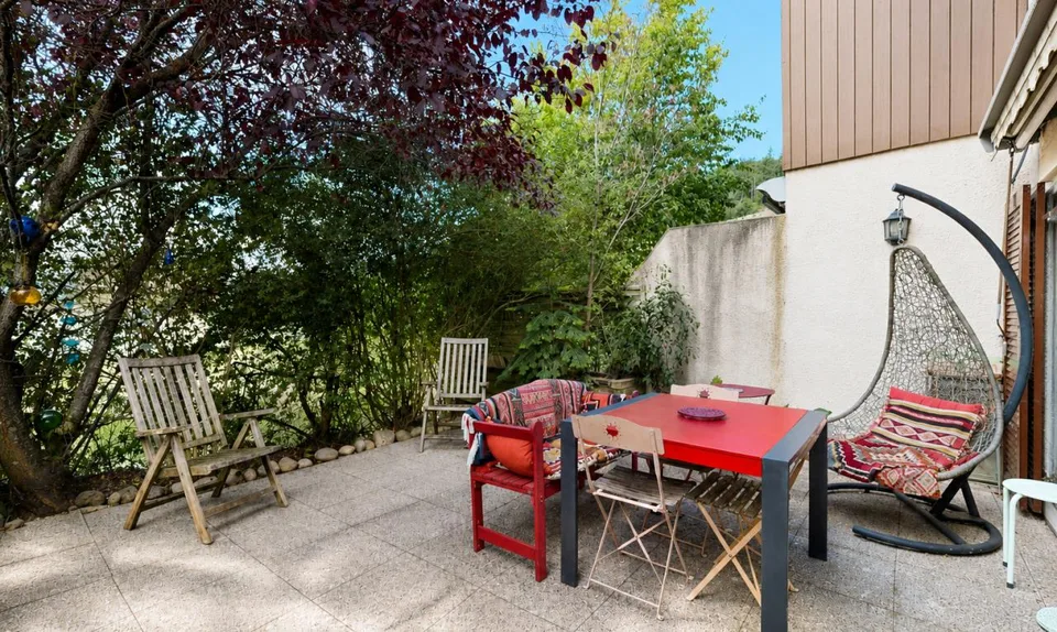 Angenehmes Haus mit baumgesäumtem Garten, ohne vis-à-vis