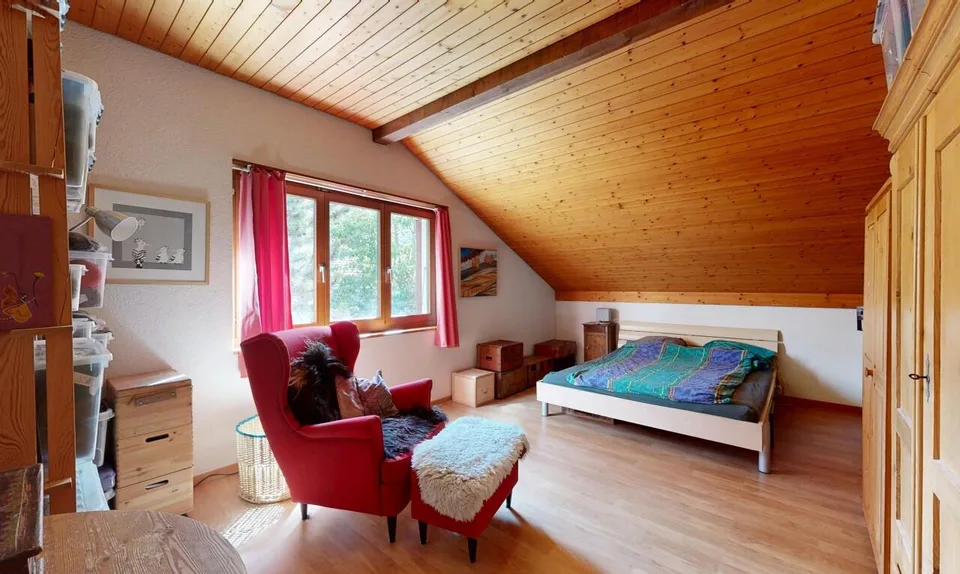 Angenehmes Haus mit baumgesäumtem Garten, ohne vis-à-vis