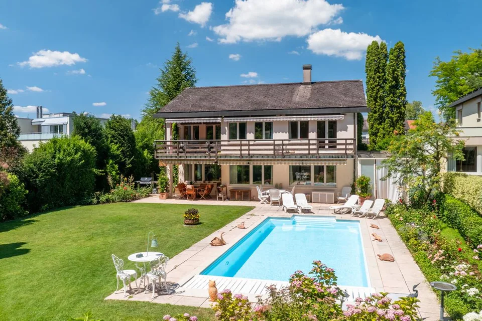 Einfamilienhaus in Küsnacht mit Pool und Blick ins Grüne