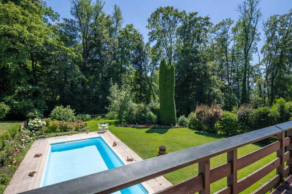 Einfamilienhaus in Küsnacht mit Pool und Blick ins Grüne