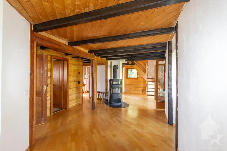 Charming chalet with two apartments, ideal location and view