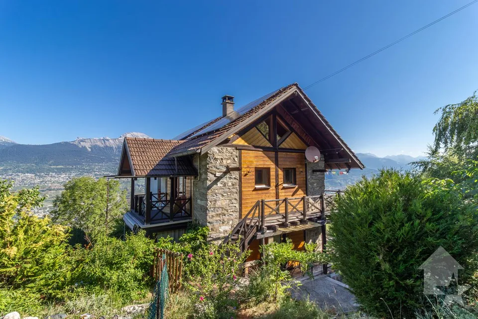 Chalet de caractère de deux appartements avec vue et situation idéale