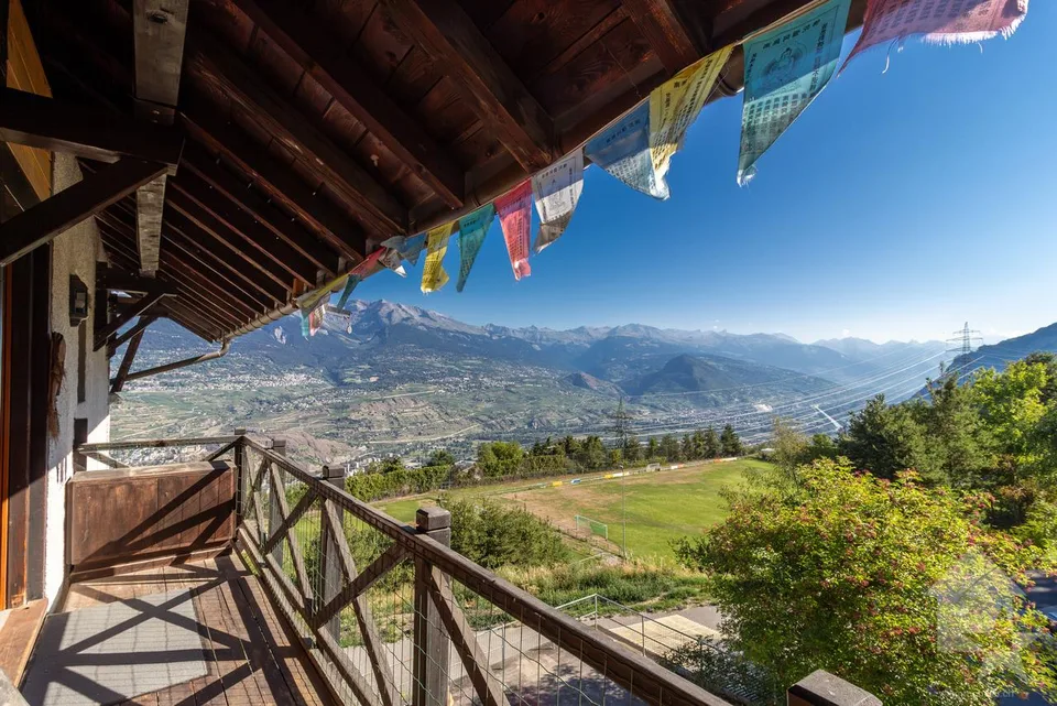 Charming chalet with two apartments, ideal location and view