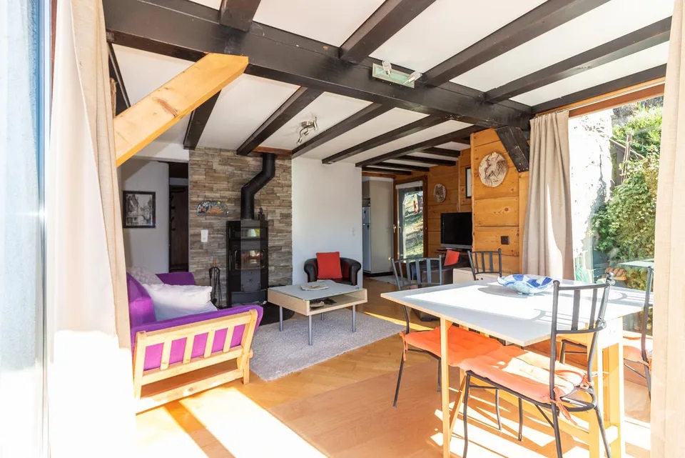 Charming chalet with two apartments, ideal location and view