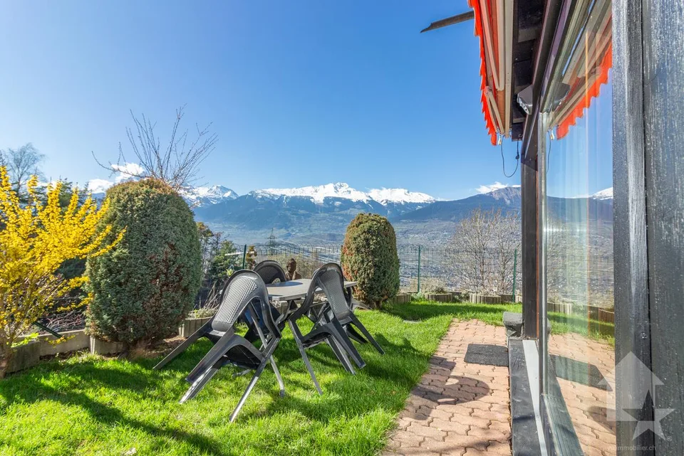 Charming chalet with two apartments, ideal location and view