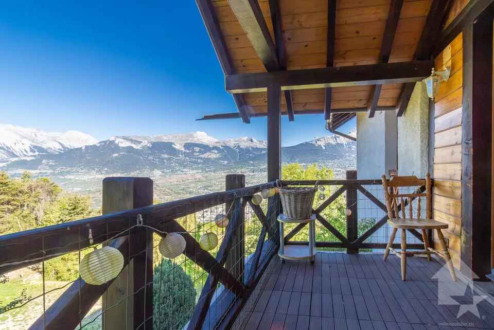 Charming chalet with two apartments, ideal location and view