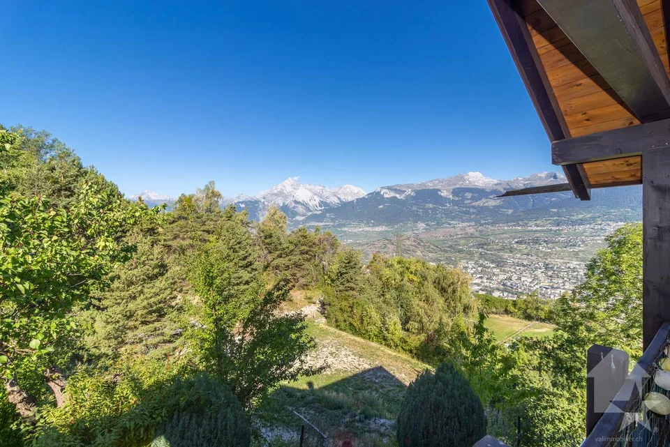 Charming chalet with two apartments, ideal location and view
