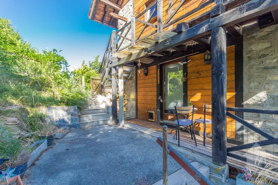 Charming chalet with two apartments, ideal location and view