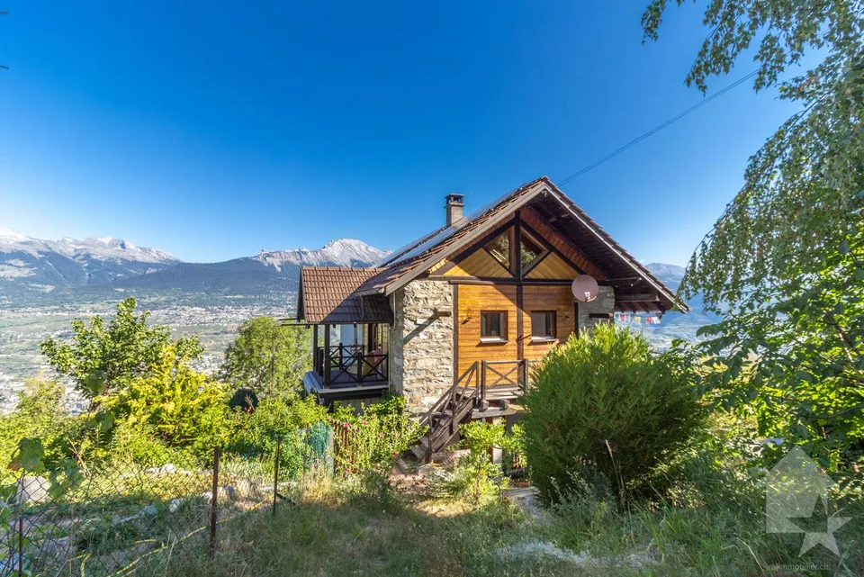 Charming chalet with two apartments, ideal location and view